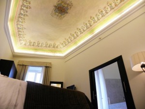 Il soffitto affrescato della Senior Suite