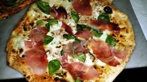Dove mangiare a Napoli: Pizzeria da Pasqualino, in Piazza Sannazzaro