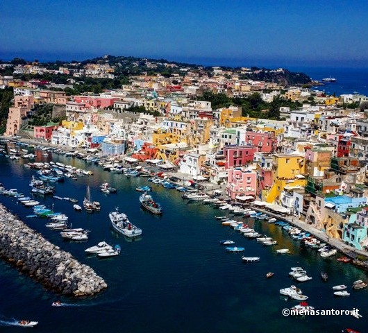 Procida-Marina-Corricella-mare